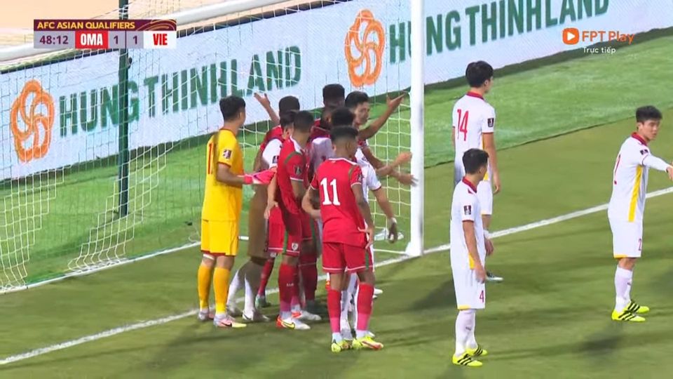 chiến thuật ruồi bu của tuyển Oman trước cầu môn của tuyển Việt Nam